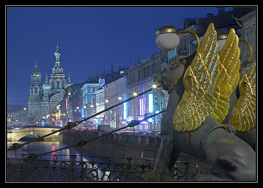 Слушать про санкт петербург. Банковский мост в Санкт-Петербурге. Банковский мост вечером в Санкт-Петербурге. Грифоны банковского моста. Грифоны дворец Дворцовая набережная.